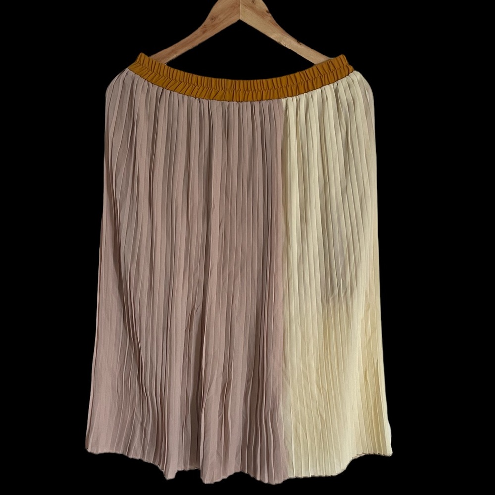 NWT cream and gold pleated skirt - Picture 2 of 4
